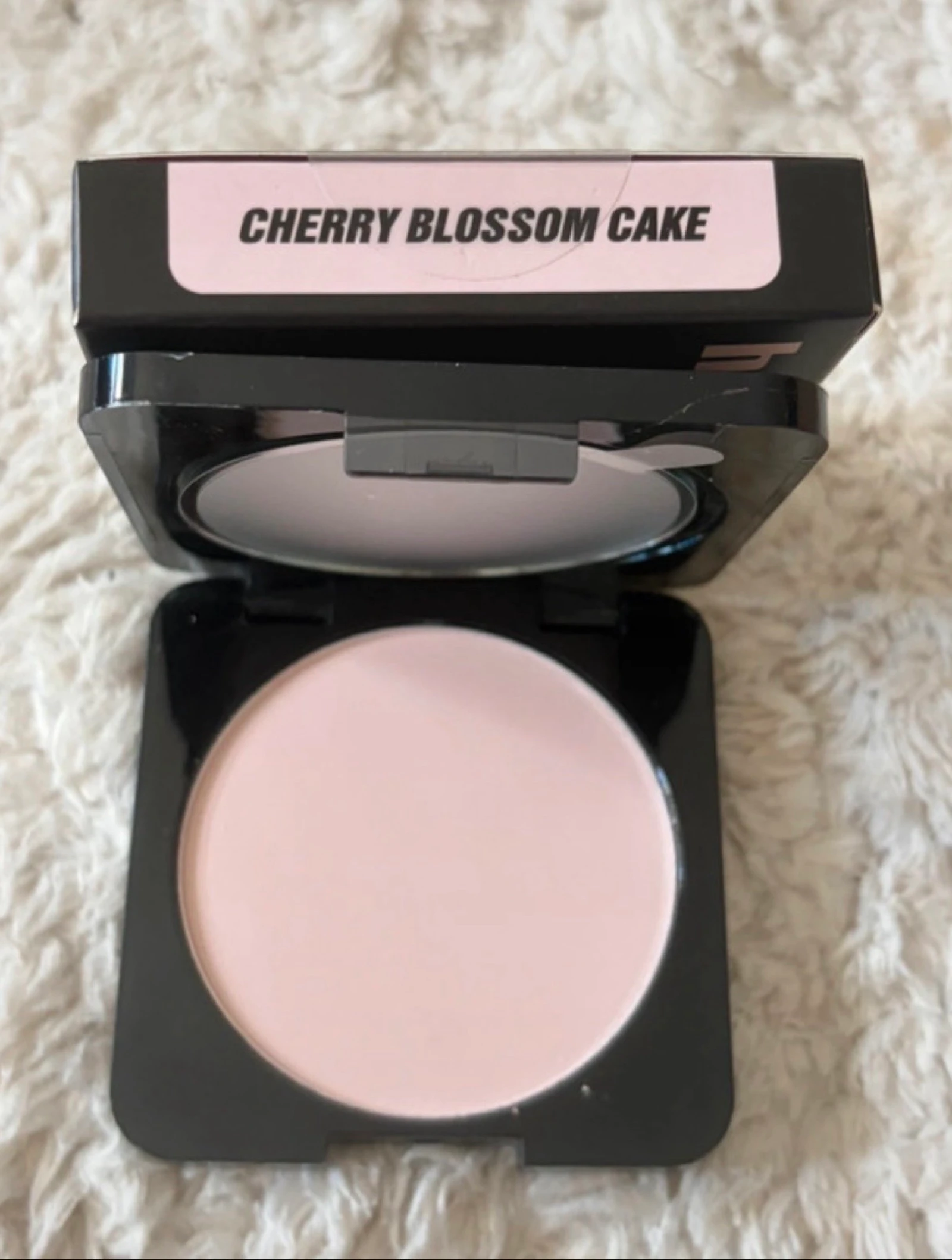 Poudre compact huda beauty neuf jamais utilisé 